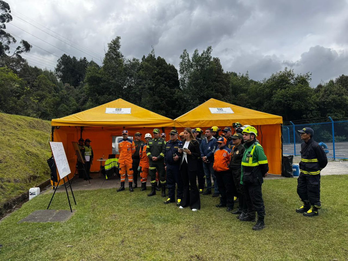 PCMMEBOGOFICIAL's tweet image. Fue hallado con vida el ciudadano extraviado en el cerro de Guadalupe. 💚
Acompañamos las labores junto a entidades de emergencia.
#BúsquedaYRescate #Bogotá #ElCorazónDeNuestroVoluntariado #PolicíaCívicaDeMayores #Emergencias #TrabajoEnEquipo #CulturaCiudadana