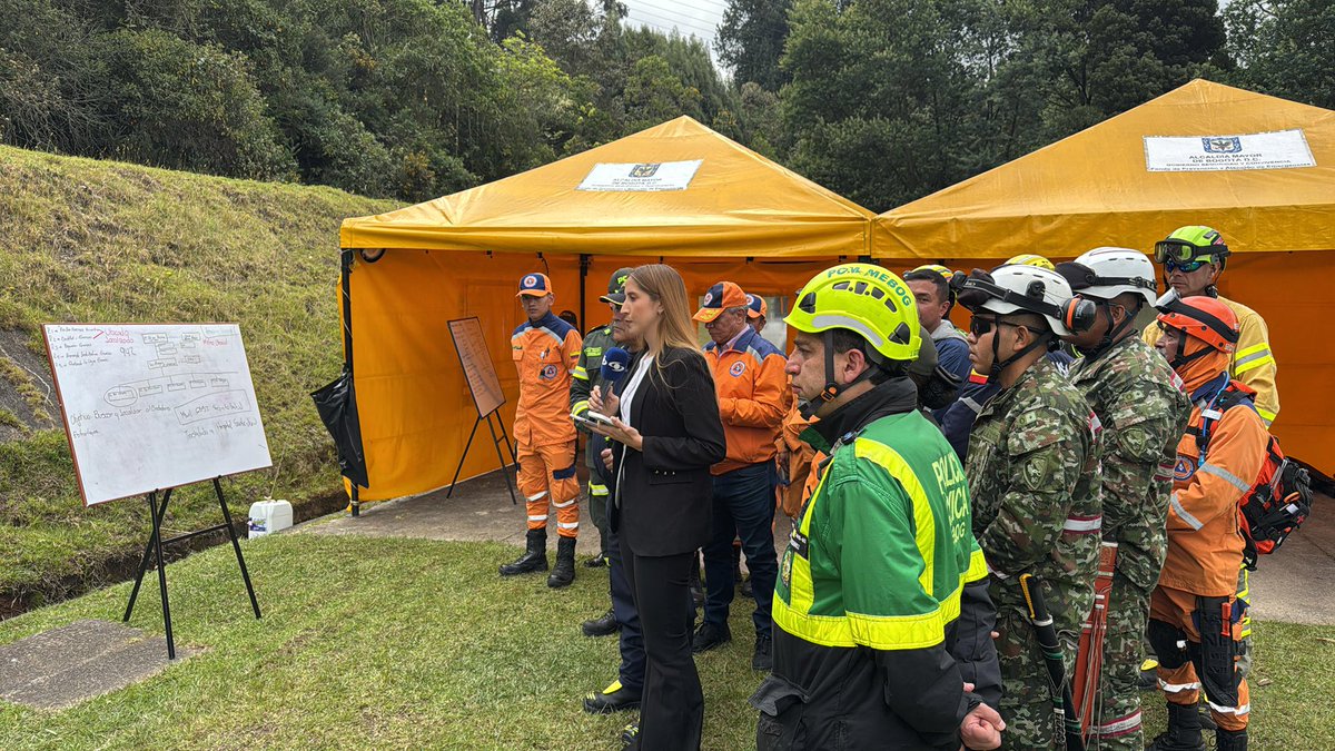 PCMMEBOGOFICIAL's tweet image. Fue hallado con vida el ciudadano extraviado en el cerro de Guadalupe. 💚
Acompañamos las labores junto a entidades de emergencia.
#BúsquedaYRescate #Bogotá #ElCorazónDeNuestroVoluntariado #PolicíaCívicaDeMayores #Emergencias #TrabajoEnEquipo #CulturaCiudadana