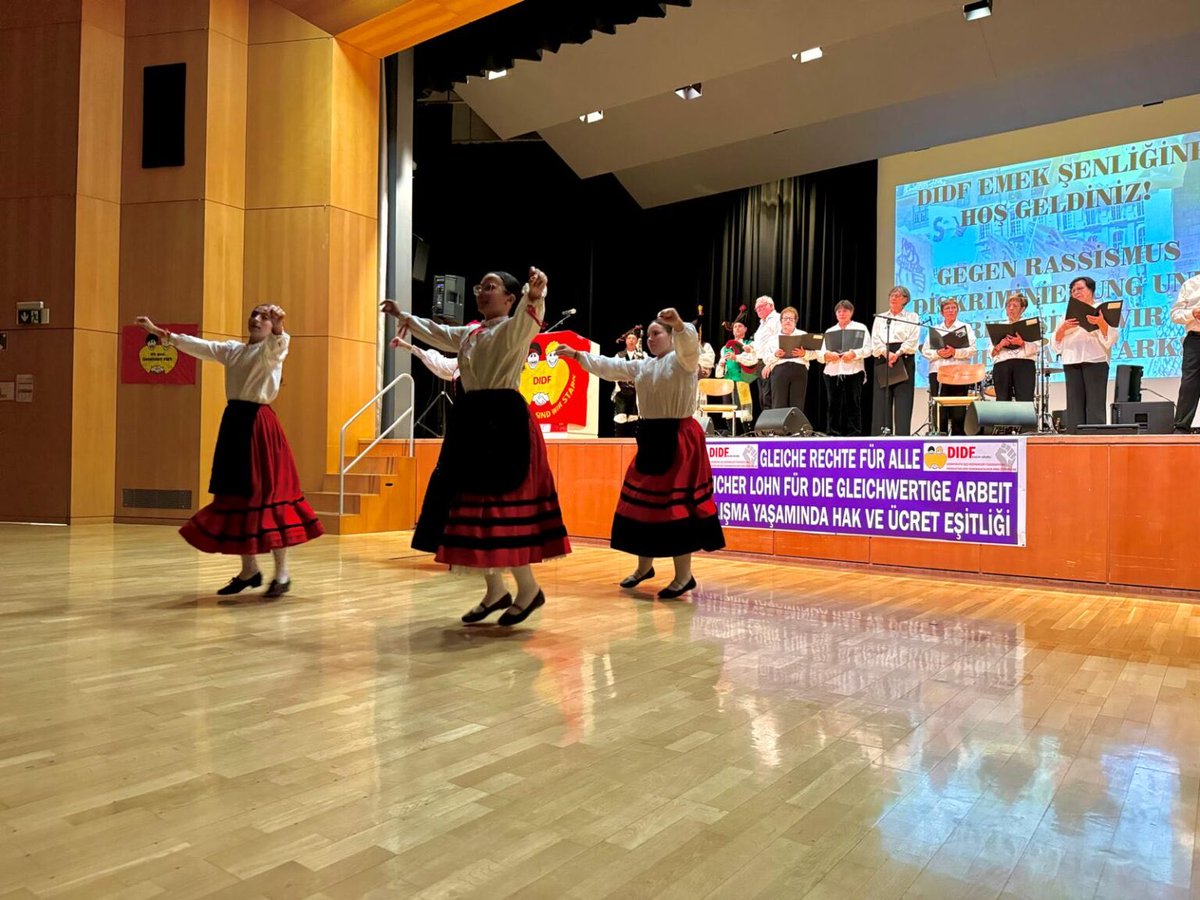 Fransa Demokratik İşçi Dernekleri Federasyonu'nun (DİDF), 'Savaşa, ırkçılığa ve yoksulluğa karşı birlikte mücadele edelim' şiarıyla düzenlediği şenlikte buluştuk. 

Şenlikte, dünyanın dört bir yanında süren işçi ve emekçilere karşı ekonomik saldırı programları ve göçmenleri hedef