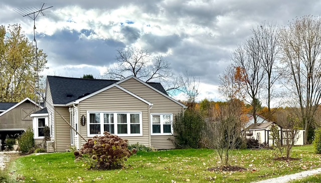 🚨New Listing in Flushing! 🚨

Showings to start tomorrow 11/6/25

🏠6571 River Road
🛌🏼3 bedroom
🚽Renovated Bathroom
🏠Huge Pole Barn with Lean -to
🌳1.14 Acres
$165,000

📲andreafickhomes.com/property/83-20…

#andreafickhomes #pickfick #sellyeah