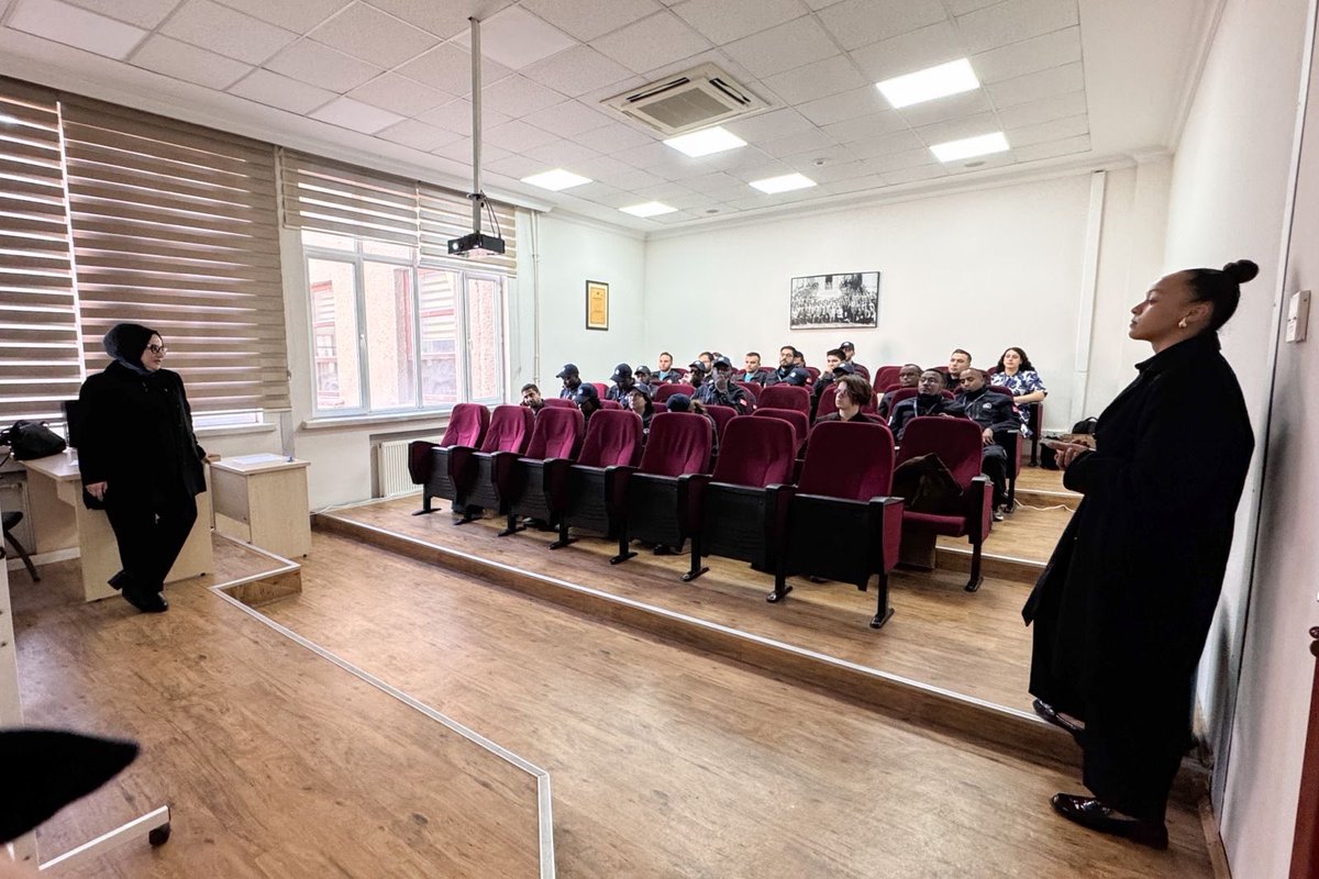 HaberAkademiAA's tweet image. 📌Anadolu Ajansı, Polis Akademisi (@paedutr) ve TİKA (@tika_turkiye) işbirliğinde düzenlenen “28. Dönem Savaş Muhabirliği Eğitimi”nin 1. günü tamamlandı. ✅

📌Eğitimin ilk günü kapsamında, AA Akademi Müdürü Dr. Zeynep Bayramoğlu Öztürk (@azeynepb) tarafından Savaş Teorisi ve…