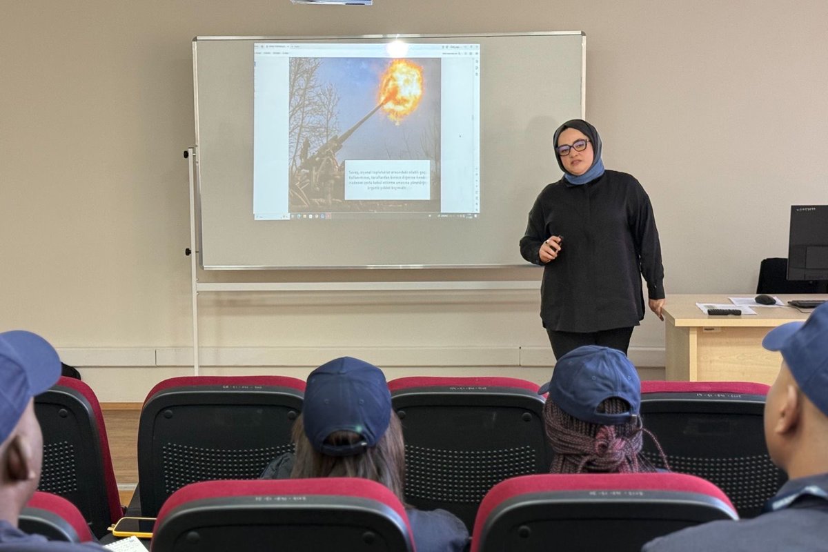 HaberAkademiAA's tweet image. 📌Anadolu Ajansı, Polis Akademisi (@paedutr) ve TİKA (@tika_turkiye) işbirliğinde düzenlenen “28. Dönem Savaş Muhabirliği Eğitimi”nin 1. günü tamamlandı. ✅

📌Eğitimin ilk günü kapsamında, AA Akademi Müdürü Dr. Zeynep Bayramoğlu Öztürk (@azeynepb) tarafından Savaş Teorisi ve…