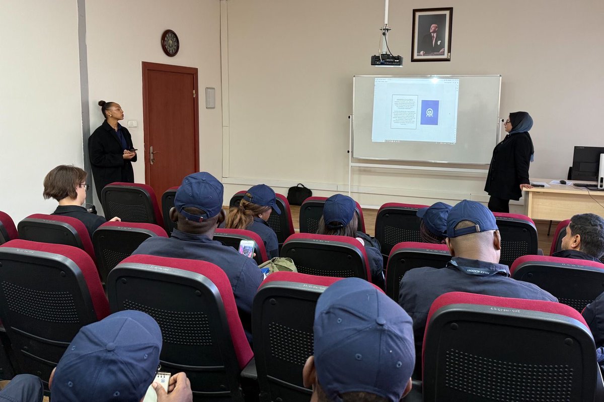 HaberAkademiAA's tweet image. 📌Anadolu Ajansı, Polis Akademisi (@paedutr) ve TİKA (@tika_turkiye) işbirliğinde düzenlenen “28. Dönem Savaş Muhabirliği Eğitimi”nin 1. günü tamamlandı. ✅

📌Eğitimin ilk günü kapsamında, AA Akademi Müdürü Dr. Zeynep Bayramoğlu Öztürk (@azeynepb) tarafından Savaş Teorisi ve…