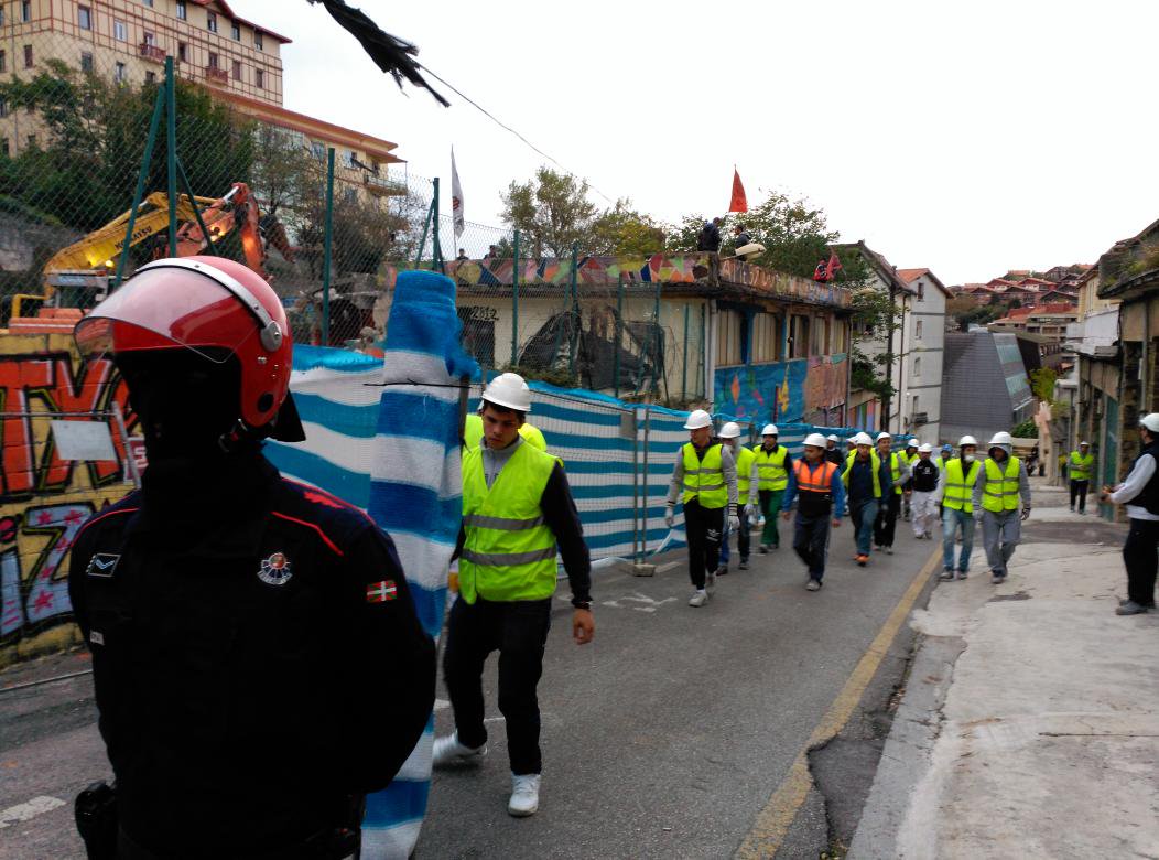 ZinemaldiAlter's tweet photo. Ba al zenekien gure karteletako "+5" horrek @kortxoenea-n ospaturiko bost edizioei egiten diela erreferentzia?

Gaur 10 urte eraitsi zuten.

Estreinekoz Zinemaldi Alternatiboan ikusi genuen "Kortxoenea, irautea sortzea delako" dokumentala duzue hemen 👇🏽
https://t.co/fdivhiy4yQ https://t.co/q9SGViFfI5