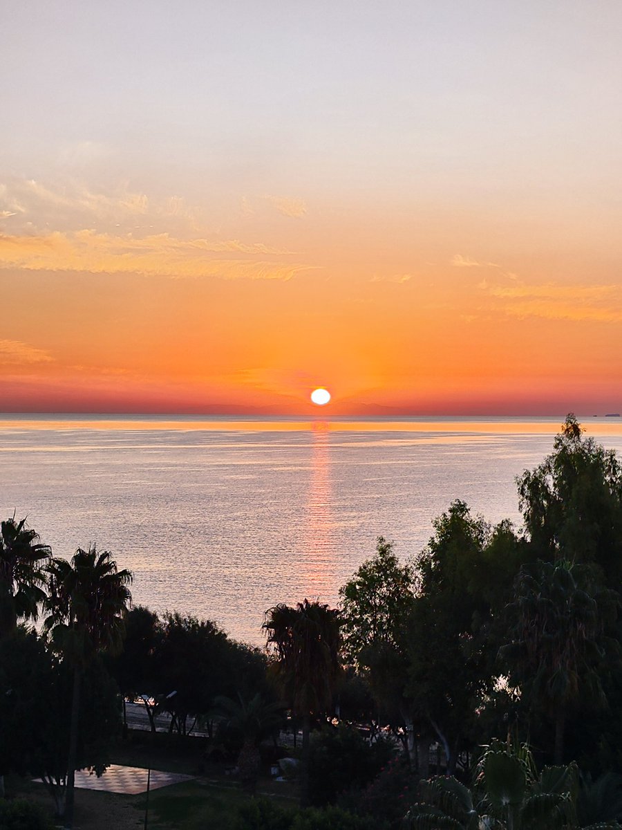 Look at The #Mersin
Güneşin doğduğu yer #Hatay ve #Suriye dağları.
İyi bir çocuk olursanız, Arsuz'dan Tartus'a kadar sıra dağları Mersin'den görebilirsiniz.