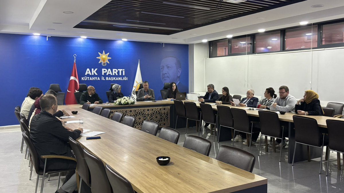ceydaerenler's tweet photo. 📍AK Parti İl Başkanlığı

Kasım Ayı Olağan Belediye Meclis Üyeleri Toplantımızı Belediye Meclisi Grup Başkan Vekili Mahmut Öztaş, İl Yerel Yönetimler Başkanı Osman Zeybek ve meclis üyelerinin katılımıyla gerçekleştirdik. 

Hayırlı hizmetlere vesile olsun. https://t.co/gujM37mnqv