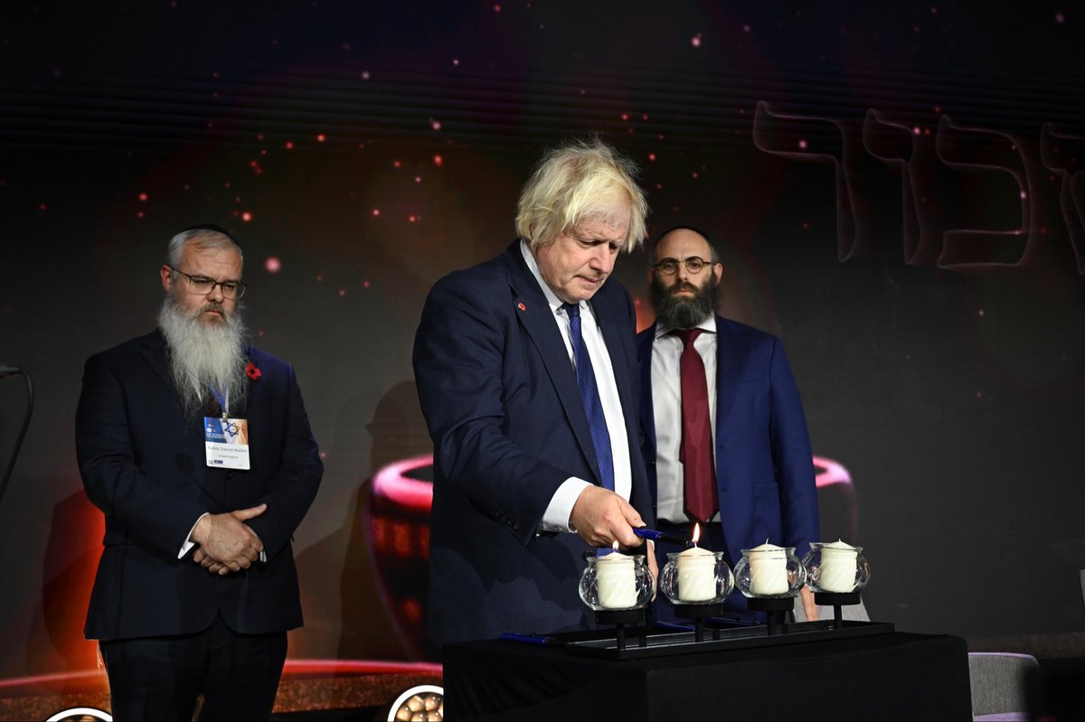 BorisJohnson's tweet image. Honoured to be in Krakow today for the start of the @EJAssociation Symposium commemorating the anniversary of Kristellnacht.

Lighting a candle we remember lives lost to antisemitism across the world but most recently in the Heaton Park Synagogue attack.

#NotOnMyWatch…