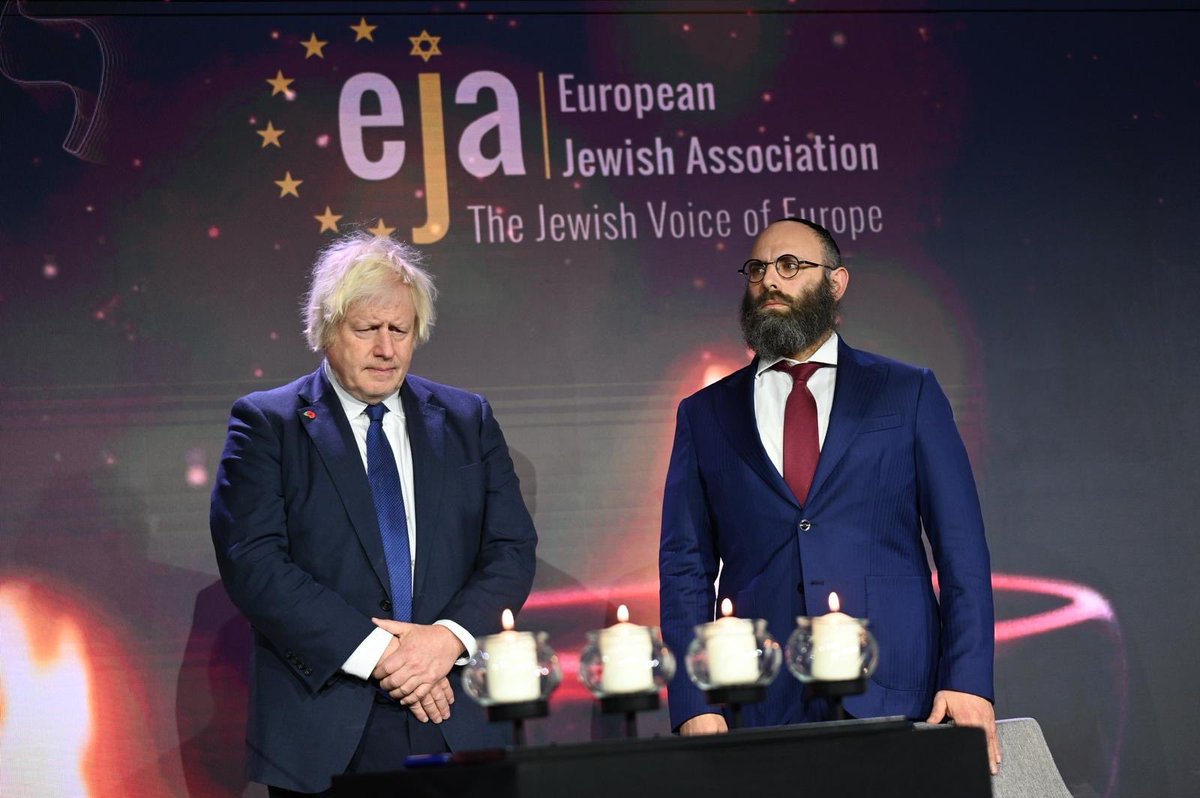 BorisJohnson's tweet image. Honoured to be in Krakow today for the start of the @EJAssociation Symposium commemorating the anniversary of Kristellnacht.

Lighting a candle we remember lives lost to antisemitism across the world but most recently in the Heaton Park Synagogue attack.

#NotOnMyWatch…