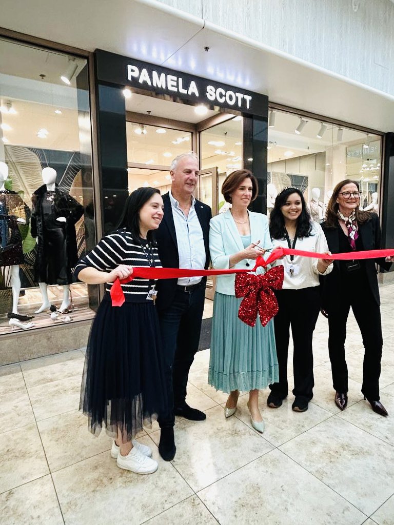 1Hildegarde's tweet image. Honoured to officially open the new Pamela Scott store in the #Galway today. Congratulations John, Katia &amp;amp; all the team 🎉