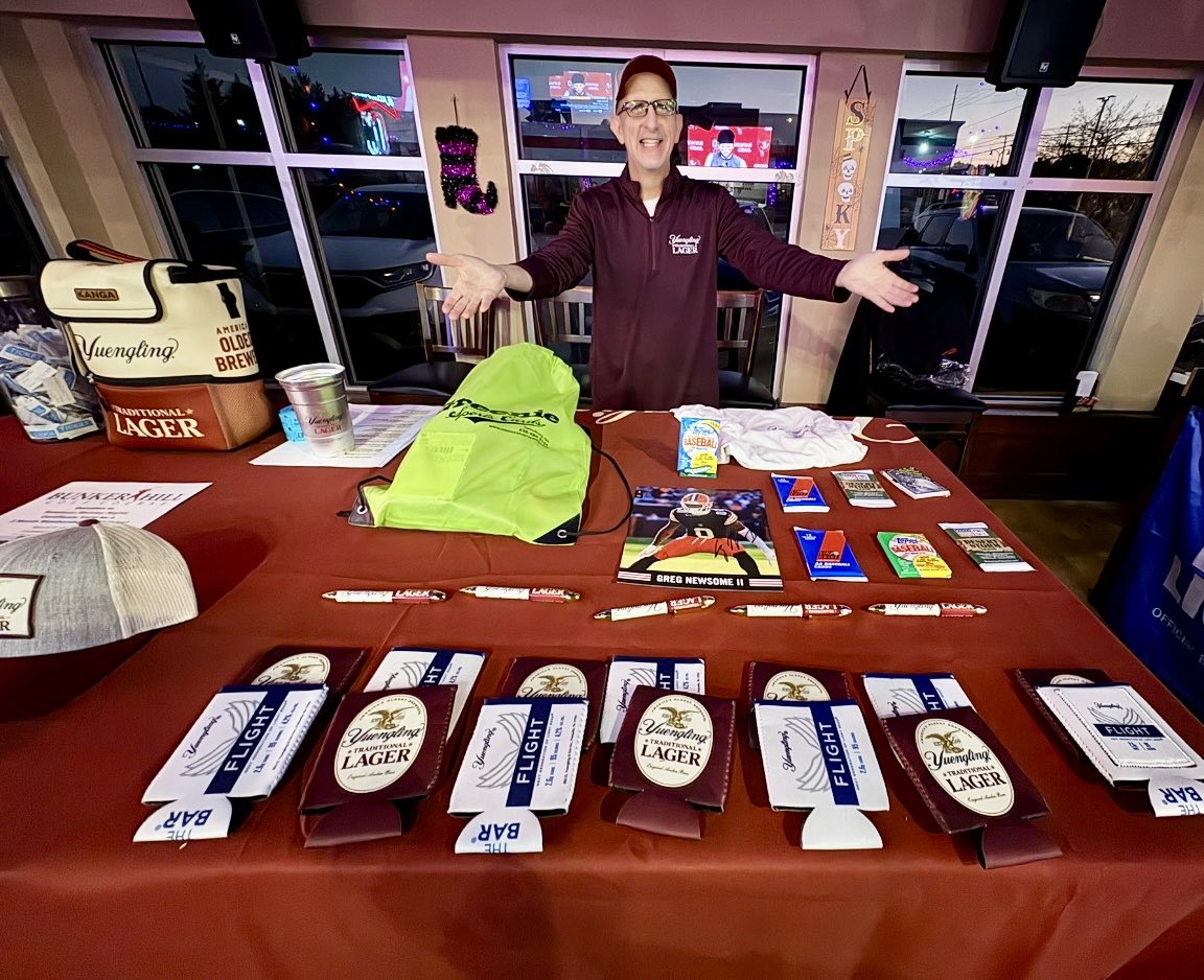 TheKennyRoda's tweet photo. Join me tonight for @yuenglingbeer Time Out For Trivia at @JMalloys in Medina, kickoff is 8:15p.
Ice cold @yuengling specials, great food, trivia &amp; prizes including @BunkerHillGC &amp; @GreenieCards while watching Arizona battle Dallas! 🏈🍺🍔🍕🥨🍻 https://t.co/dPiQkqhIJ2