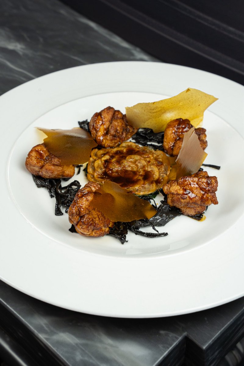 Ris de veau « rissolés-moelleux », un gratin d’épinards et champignons, jus de veau « croustillant ».

Crispy and tender veal sweetbreads, spinach and mushroom gratin, veal jus ‘crisp’.

#GuySavoy #Gastronomie #Food #Paris #Restaurant #Veau #Veal