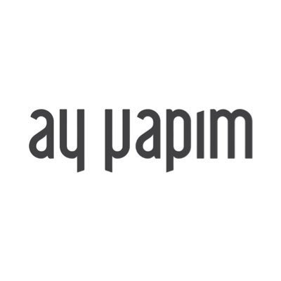 tvdizisinema's tweet photo. ✍️Dizi Sektöründe Yapım Şirketlerine Güven Meselesi
Televizyon sektöründe izleyiciyle yapım şirketleri arasında artık yalnızca bir “ekran ilişkisi” yok; yıllar içinde bu ilişki bir tür güven ilişkisine dönüştü. Bazı yapım şirketlerinin adını duyduğumuzda izleyici olarak içimizde bir beklenti beliriyor: “Bu iş kaliteli olur.” Ama bazı şirketlerin yeni işlerinde aynı beklentiyi kuramıyoruz. Bu farkın nedeni yalnızca şans ya da bütçe değil, daha derin bir sektörel yapının sonucu.
Ay Yapım, OGM gibi bazı şirketler yıllar içinde yalnızca diziler üretmekle kalmadı, bir üretim standardı da inşa etti. Işık düzeninden kamera açılarına, afiş tasarımından müzik kullanımına kadar bir bütün olarak estetik bir tutarlılık sundular. Bu yüzden izleyici, o logoyu gördüğünde “Bu iş en azından göze hoş gelir, belli bir kalitenin altına düşmez” diyebiliyor.
Ama aynı dönemde bazı yapım şirketleri bu standardı oturtamadı. Her yeni proje, sanki sıfırdan kurulan bir deneme gibi ilerledi. Dolayısıyla o şirketlerin adını gördüğümüzde içimizde “acaba bu sefer tutar mı?” kuşkusu belirdi.
Bir projenin iyi bir hikâyeye sahip olması, her zaman iyi bir dizi ortaya çıkaracağı anlamına gelmiyor. Kimi zaman hikâyenin potansiyeliyle prodüksiyonun işçiliği arasında uçurum oluşuyor. Bu, çoğu zaman doğru yönetmen, doğru ekip ve doğru vizyon buluşamadığında yaşanıyor.
Aynı senaryo, farklı bir yapım şirketinin elinde çok daha güçlü bir görsel dünya ve duygusal derinliğe dönüşebilir. Bu yüzden bazı diziler izleyicide “Bu hikâye boşa gitmiş” hissi bırakıyor. Seyirci artık sadece hikâyeyi değil, nasıl anlatıldığını da sorguluyor.
Türkiye’de birçok yapım şirketi uzun yıllardır bu sektörün içinde. Ancak tecrübe, her zaman vizyonla birleşmiyor. Bazı köklü yapımcılar yılların deneyimini yeni dönem anlatı dillerine entegre ederken, bazıları hâlâ eski formüllere yaslanıyor. Oysa bugün izleyici hem sinematografik kalite hem de tempo açısından dijital platform standartlarına alıştı.
Yani artık “dizi” değil, bir tür görsel deneyim izliyoruz. Buna ayak uyduramayan her iş, isterse en popüler oyunculara sahip olsun, beklenen etkiyi yaratamıyor.
Son yıllarda birçok yeni yapım şirketi sektöre girdi. Bazıları genç ekiplerle deneme yapıyor, bazıları politik veya sektörel bağlantılarla hızlıca büyümeye çalışıyor. Bu çeşitlilik doğal ama riskli bir süreç. İzleyici, henüz “markalaşmamış” bu yapım şirketlerine karşı temkinli. Çünkü ekran karşısında geçen bir saatin artık bedeli yüksek: insanlar zamanlarını, duygularını ve beklentilerini yatırım gibi görüyor.
Yeni şirketler için asıl mesele yalnızca iş bulmak değil, tutarlı bir kalite çizgisi oluşturmak. Seyirciyi bir kez hayal kırıklığına uğrattığınızda o güveni yeniden inşa etmek uzun zaman alıyor.
Elbette sektörün en tecrübeli şirketleri de zaman zaman başarısız projeler üretiyor. Reytingin düşmesi, hikâyenin yolda tıkanması, tempo sorunları ya da seyirciyle bağ kuramama gibi durumlar herkesin başına gelebiliyor. Ancak bu şirketlerin farkı, başarısızlıktan sonra kendini yenileyebilme kapasitesinde yatıyor. Her iş bir laboratuvar gibi görülüyor; nerede hata yapıldığını analiz edebilen yapımcı, bir sonraki işte tekrar güven kazanabiliyor.
Bugün Türkiye dizi sektörü hem geçmişin büyük isimleri hem de yeni yapımcılarıyla zengin bir mozaik sunuyor. Ama izleyici açısından bakıldığında, güven hâlâ en önemli kriter. Bir yapım şirketi seyirciye şu mesajı verebiliyorsa: “Ne çekersek çekelim, belli bir kalitenin altına düşmeyiz” — işte o zaman markalaşma gerçekleşiyor.
Bu nedenle, sektörde kalıcılığın yolu yalnızca iyi hikâyelerden değil, disiplinli prodüksiyon süreçlerinden, doğru ekiplerden ve sürdürülebilir vizyondan geçiyor.