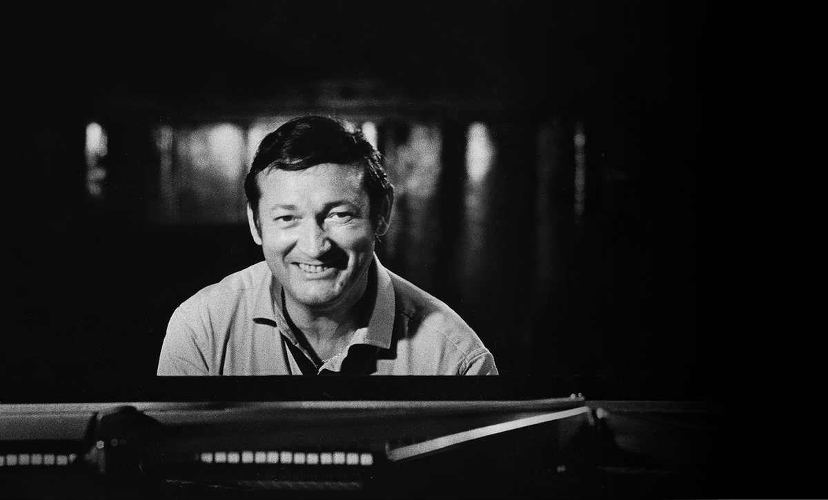 Hello, All! Join us for wonderful music.  t.ly/s32rB

On this date:
Birthdate of pianist György Cziffra, born in Budapest in 1921; ultimately considered one of the 20th century’s greatest virtuoso pianists. 
Read more about him here: t.ly/Qc5xg