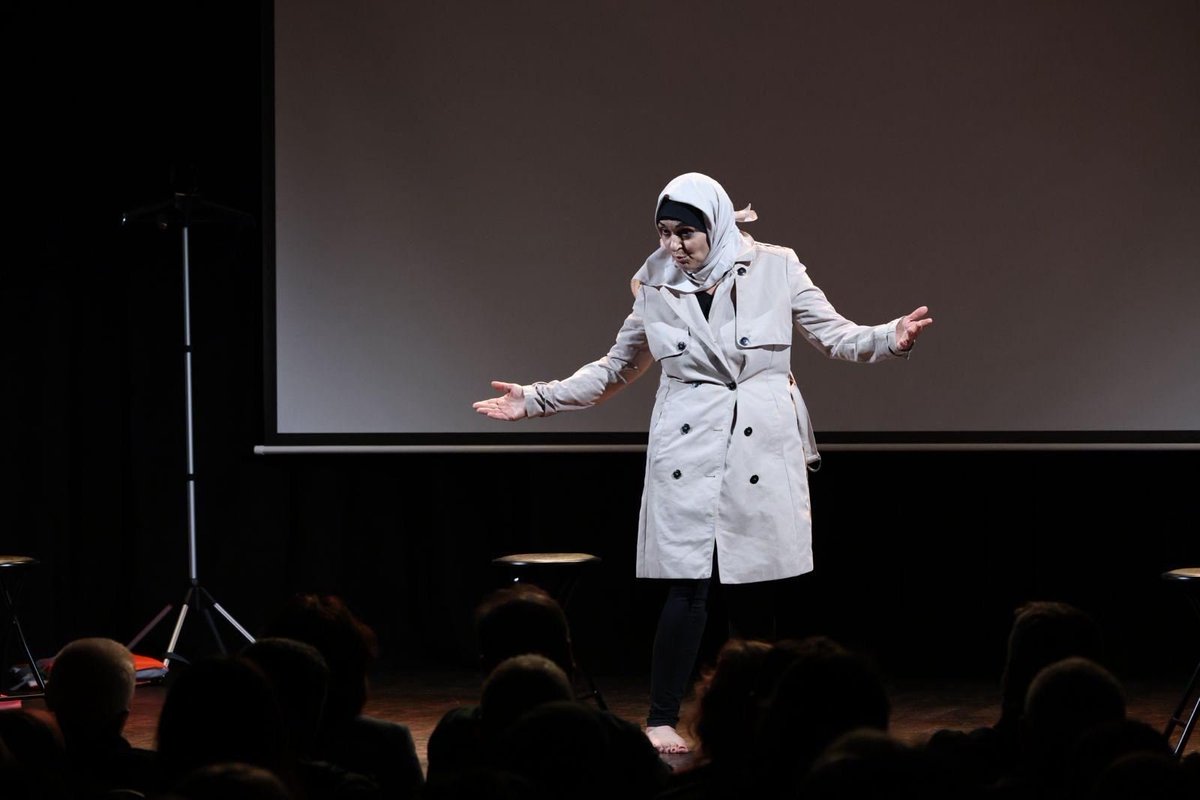 Sayın vekilim Ömer Faruk Gergerlioğlu başta olmak üzere Saç Ayağı oyununa gelen, dakikalarca alkışlayan herkese sonsuz teşekkürler. Evet, sanat iyileştirir. Biraz daha iyileştim.