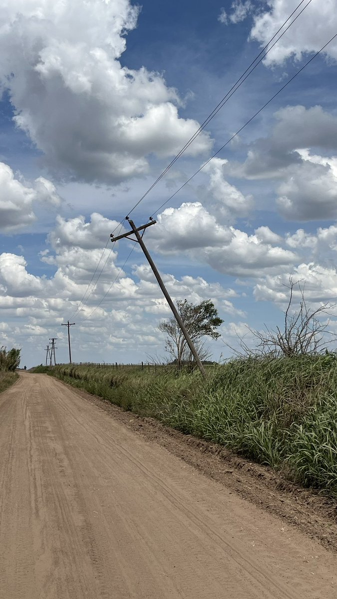 De ese poste dependen tres granjas de cerdos y un feedlot. Cuantas tormentas más soportará? La materia pendiente del argentino es la prevención.