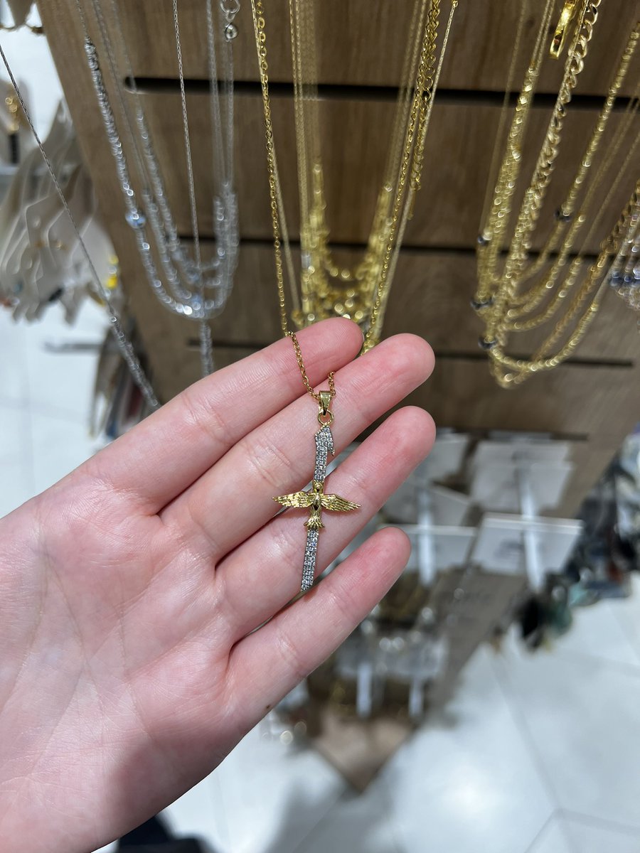 İki tarafın da gönlü olsun kolyesi yapmışlar uzaktan bakınca hac işaretine benziyo yakına gelince elif harfinin üstünde melek kanatları var