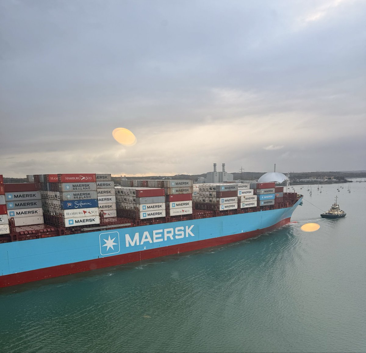 Solarglide's tweet image. 📸 Maersk Container ship guided by Svitzer tugboat travelling up the Solent - Southampton. ⚓️🛳️🚢⛴️
#maritime #solarglide #ships #southampton #maersk #tugboat