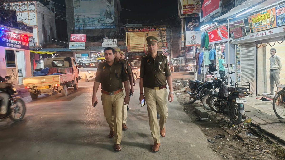 gorakhpurpolice's tweet photo. #gorakhpurpolice

➡️#sspgorakhpur के निर्देशन में शान्ति एवं सुरक्षा व्यवस्था के दृष्टिगत #spsouthgkp द्वारा थाना बांसगांव क्षेत्र में #FootPatrolling कर आमजन मानस को सुरक्षा का एहसास कराया गया ।

#UPPolice
@dgpup @AdgGkr @diggorakhpur https://t.co/R3Dr95oP38