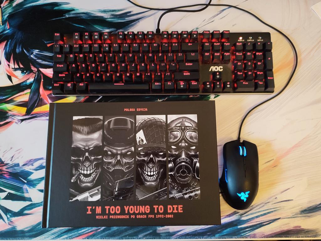 MyHandheldsPL's tweet image. I&apos;m too Young to Die od @gamebookpl przybyło do nas do recenzji! Zanim zasiądę do lektury, prezentuję Wam rozmiar tej knigi! Banana pod ręką nie było, ale nie szkodzi, bo klawa i myszka do skali są w tym przypadku adekwatniejsze ;) [Q]