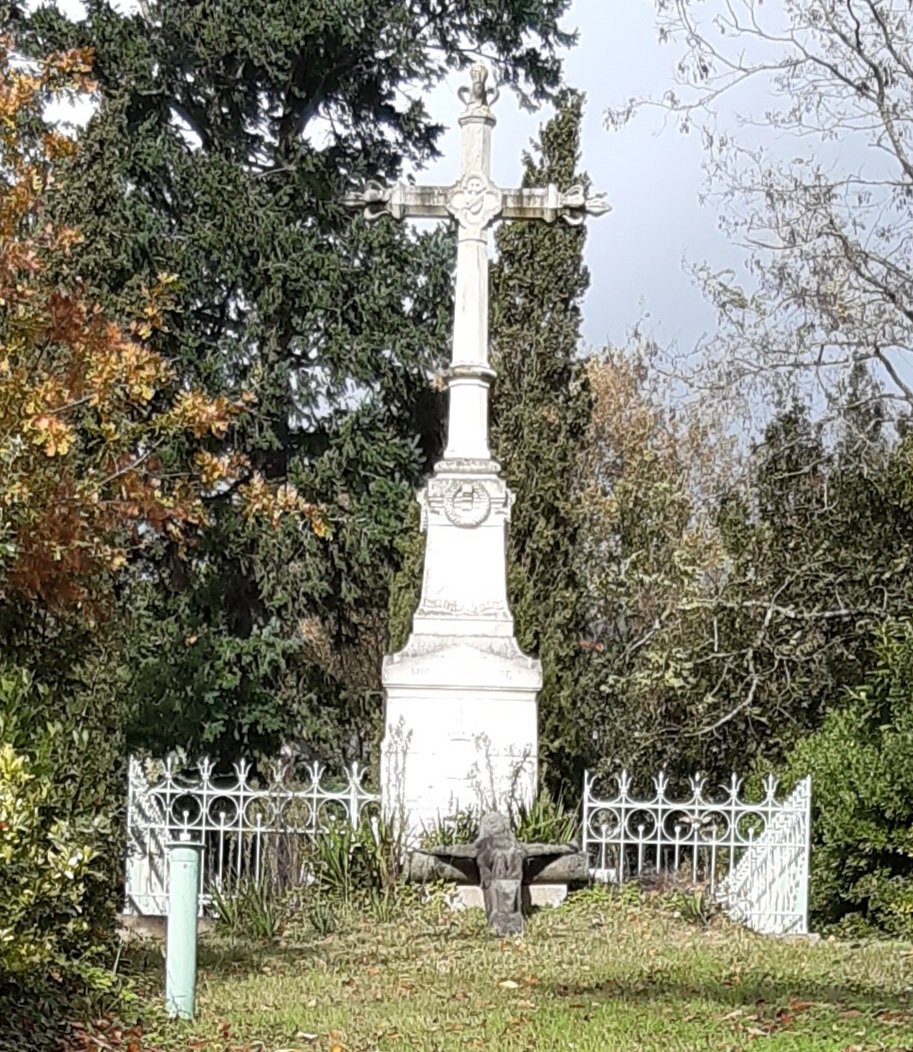 RQueney's tweet photo. À #Savenay, la croix des #Vendéens marque le lieu de la bataille du 23 déc. 1793, où les Vendéens (Armée catholique et royale), commandés par La #Rochejaquelein et #Fleuriot, furent vaincus par les troupes républicaines de #Kléber et #Marceau, mettant fin à la Virée de #Galerne. https://t.co/hT1aZ2iaFH