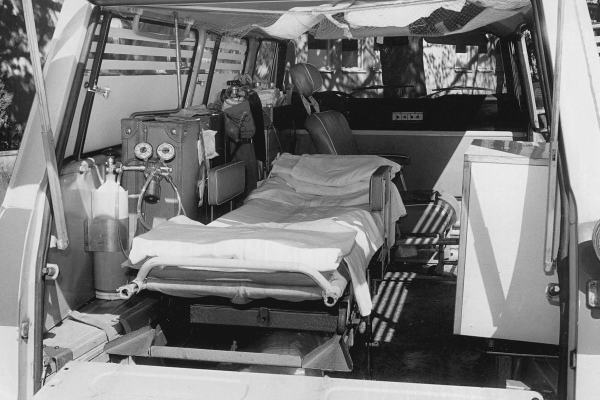 Rychle za pacientem. Dnes (3. 11.) je tomu 45 let, kdy vyjela 1. výjezdová skupina tehdy pod ARO odd. <a href="/FN_HK_oficialni/">Fakultní nemocnice Hradec Králové</a> k 1. případu. Se sanitkou <a href="/skodacz/">skoda.cz</a> 1203 vyrazili k pacientovi a zahájili cestu, která vedla k moderní záchr. službě, jakou má <a href="/hkregion/">Královéhradecký kraj</a> dnes. 📷 FB <a href="/zzskhk/">ZZS KHK</a>