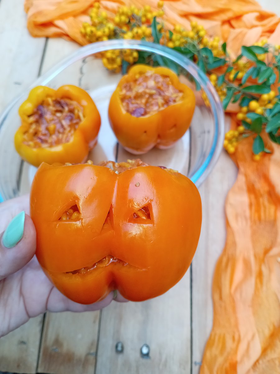 juicyrootsblog's tweet image. 🥣 Golden peppers filled with smoky vegan jackfruit chilli — simmered with red beans, corn, and a touch of @cloud23 🌶️
A comforting dish that tastes like sunshine — rich, tender, and full of warmth ☀️

👩‍🍳 Recipe: instagram.com/p/DQmaH9gDO_n/
#vegancomfortfood  #autumnvibes #cloud23