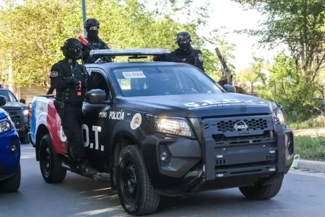 Señores de <a href="/PoliciaCbaOf/">Policía de Córdoba</a> y <a href="/minsegcba/">Ministerio de Seguridad</a> si a estos polis los agarra un inspector serio de <a href="/MuniCba/">Municipalidad de Córdoba</a> los llena de infracciones. Dejen de ver #TropaDeElite que les hace mal chicos.