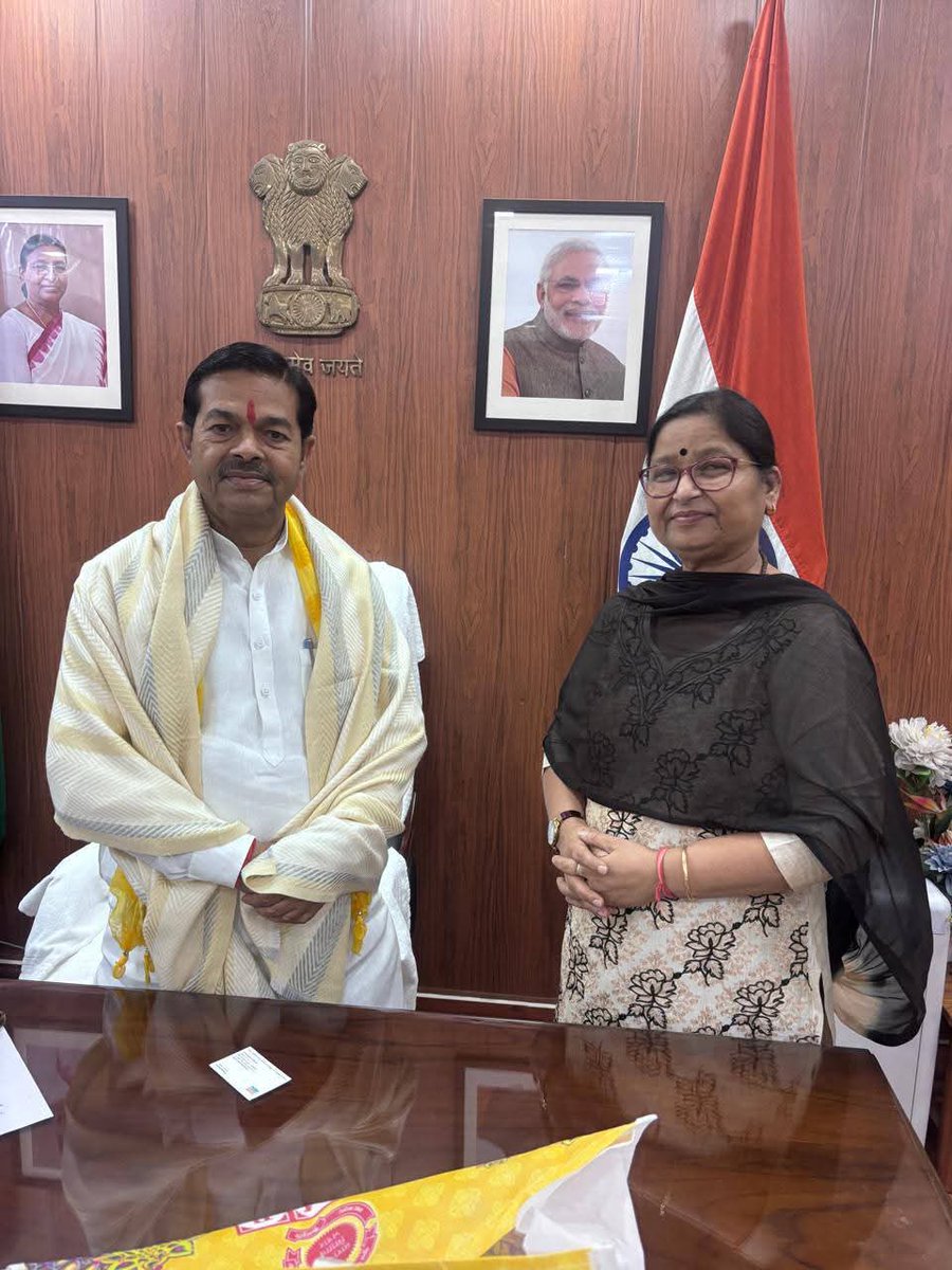 मैनपुरी जिला अध्यक्ष भाजपा श्रीमती ममता राजपूत जी से आज नई दिल्ली में स्नेहिल भेंट हुई।
<a href="/BJP4India/">BJP</a> <a href="/BJP4UP/">BJP Uttar Pradesh</a>
#MamtaSinghLodhi #MamtaRajput #Mainpuri