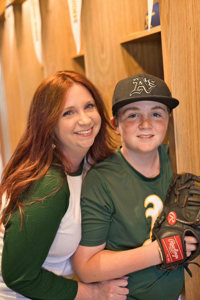 EasyTimeClock's tweet image. Family, leadership, and a little fun! 💚💙

Huge thanks to Curveball Kitchen OKC for letting Alisha, Chuck, and their son shoot there - the photos turned out amazing! 🙌

#MyLilyPadApp #EasyTimeClock #FamilyBusiness #OKCBusiness #CurveballKitchenOKC