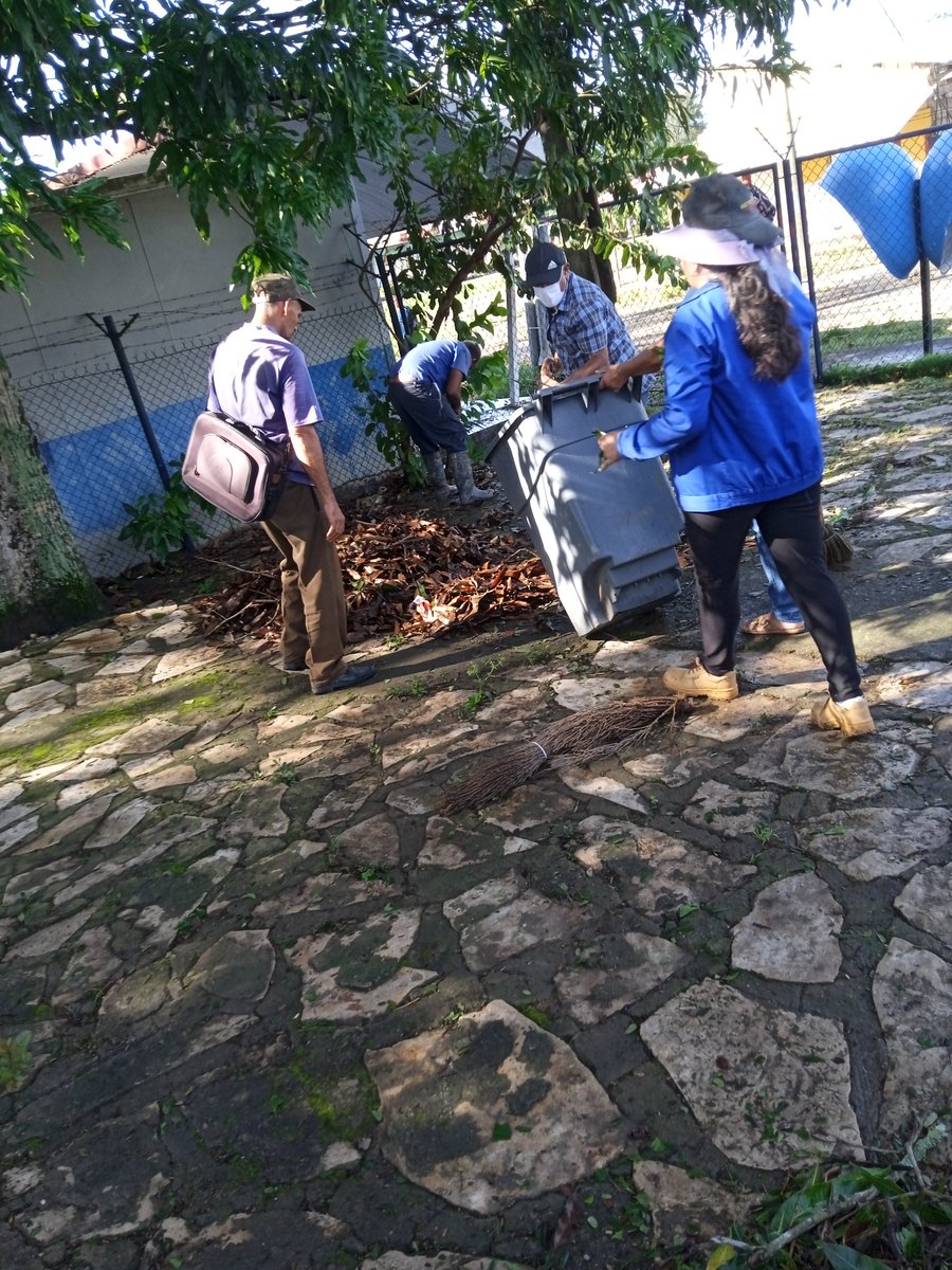 Los trabajadores del CT II Frente  trabajando en el restablecimiento de los servicios afectados tras el  paso del Huracán Melissa, luego de una intensa jornada de limpieza. JuntosPorCuba.