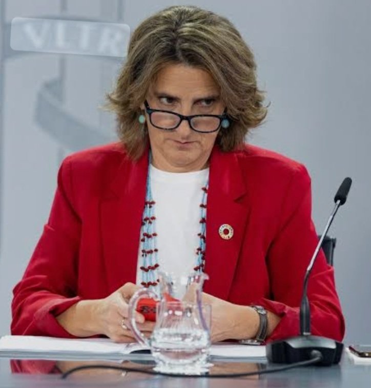 Que levante la mano quien crea que este SEÑORO debería estar fabricando balones en el taller de una CARCEL, y no haciendo de bulto en Europa.

Yo.✋️🇪🇸