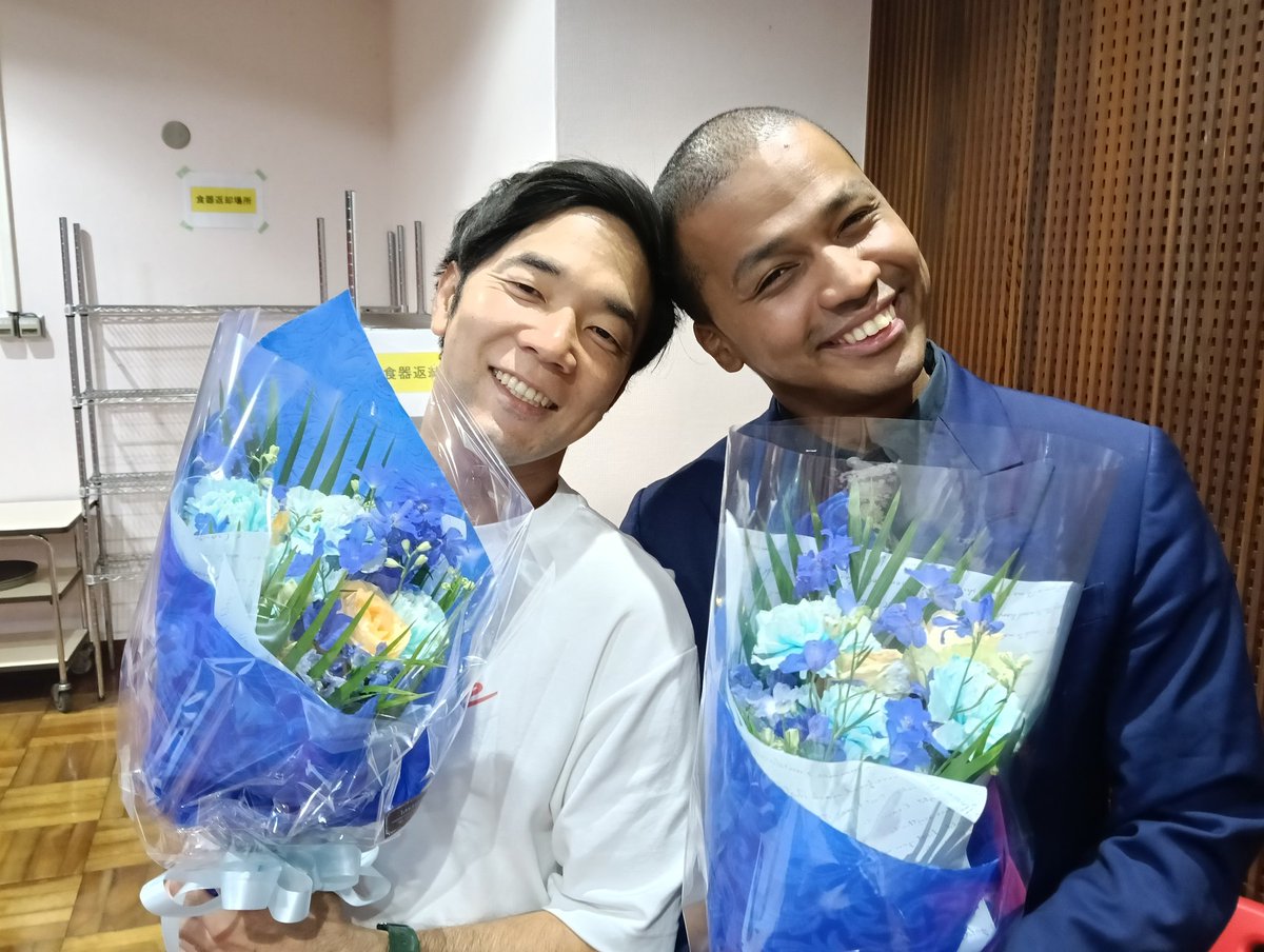 hiroshiki33's tweet photo. アイデンティティさん、センチネルと共に「日本大学生産工学部桜泉祭お笑いステージ」に出させていただきました👏
強風吹き荒れる中、温かいお客様で、お花までいただいてオリサットもこの笑顔😊
ありがとうございました！！ https://t.co/2HWEl7RX54