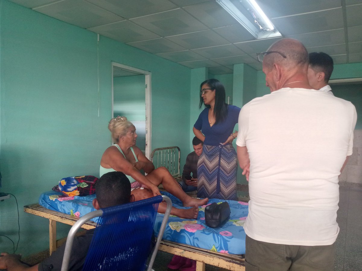 📌Directivos del #HospitalGuevara intercambian con pacientes provenientes de Granma, que se encontraban evacuados y han requerido atención médica e ingreso hospitalario. La solidaridad caracteriza a los tuneros #UnidosXCuba #FuerzaCuba <a href="/MINSAPCuba/">Ministerio de Salud Pública de Cuba</a> <a href="/gobiernotunas/">Gobierno Provincial de Las Tunas</a> <a href="/DirGestionTunas/">Directora de Gestión Sanitaria DGS Las Tunas</a>