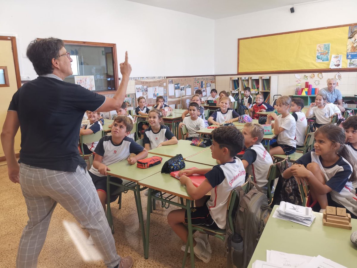 salesianoslpa's tweet photo. Nuestro alumnado de 3º y 4º ya está dando rienda suelta a la imaginación preparando los cuentos que compartirán en la Maratón Solidaria de Cuentacuentos, organizada por @ManosUnidasONGD 

🗓️ Martes 18 de noviembre
📍 Salón de actos del colegio
🕓 De 16:00 a 19:00 h https://t.co/9Fn6HVCFVO