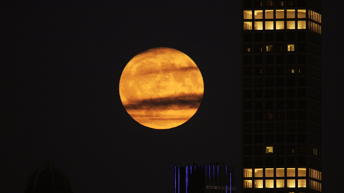 This week we're expected to see the biggest supermoon since 2019. Read up on when you can see what's called a beaver moon here: weather.com/science/space/…