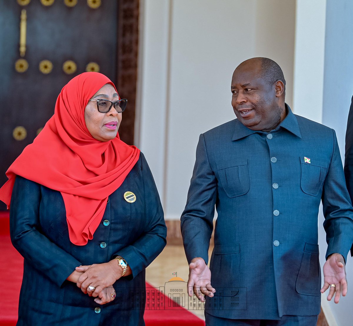 NtareHouse's tweet photo. A Dodoma la capitale politique tanzanienne et en prélude aux cérémonies de son investiture, la Présidente tanzanienne, S.E. @SuluhuSamia, a accueilli S.E @GeneralNeva au Palais présidentiel de Dodoma. https://t.co/SKxPIuUzWl