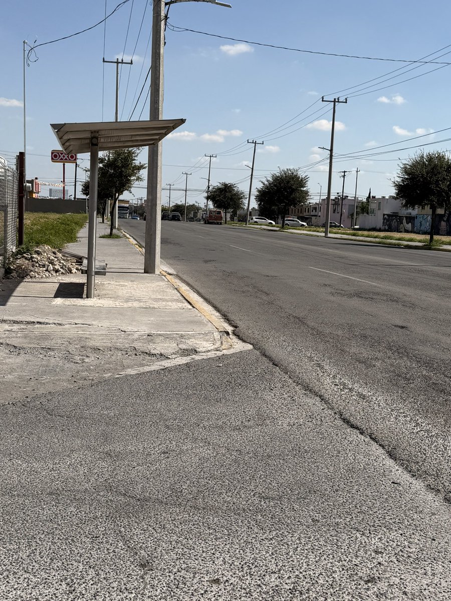 Así está toda la colonia Hacienda Los Morales #SanNicolas llena de baches y parches sobre parches <a href="/GobSanNicolas/">Gobierno de San Nicolás</a>  que raro que los vecinos de aquí le perdonen tanto descuido al municipio,, pero con eso de que son bien amigos la AC de aquí, hasta en eventos del PAN andan <a href="/Cicmty/">CIC</a>