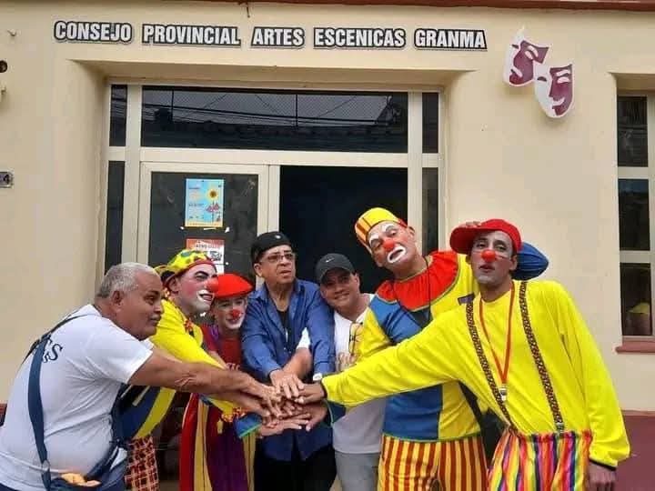 Por sacarle una sonrisa a un niño en medio de tanto.
¡GRACIAS!

#FuerzaCuba
#ProvinciaGranma 
#UnidosXCuba