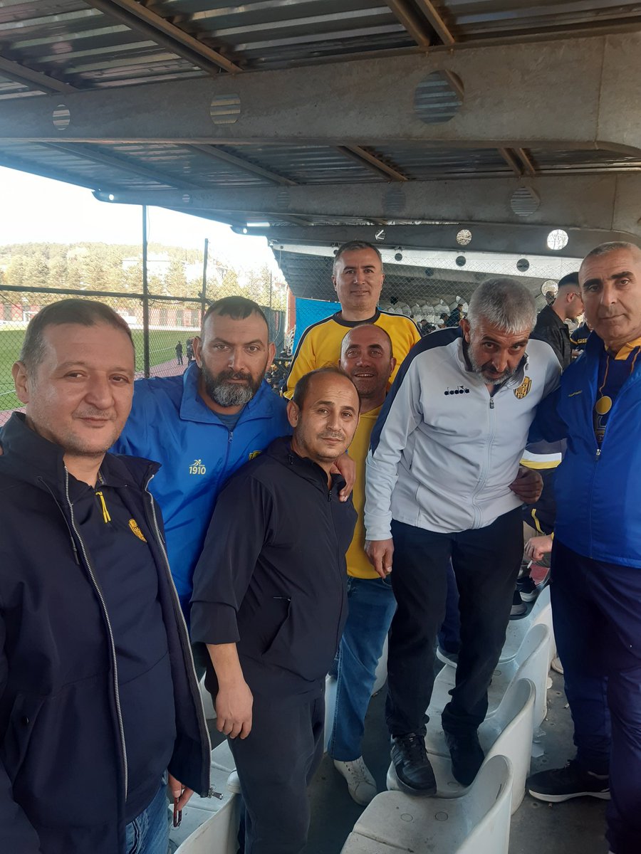 Bizde bilirdik şampiyon takım tutmayı ama kendimize yediremedik doğup büyüdüğüm şehir i satmayı ANKARAGÜÇLÜLER 💛💙 <a href="/Ankaragucu/">MKE Ankaragücü</a> <a href="/ozdas_erdem/">MKE ERDEM ÖZDAŞ</a> <a href="/Leventakcinar/">Levent Akçınar</a>