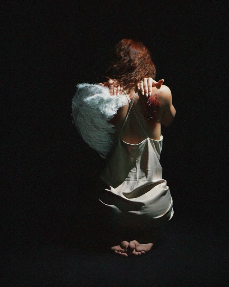 Quizás nunca debi volar...
   Tan solo quise
        ver el mundo
      desde arriba,
        sin pasado
 sin promesas rotas.
Pero entonces recordé
   que yo no era un caballo
rampante y alado
   como Pegaso,
      y cai,
  no por falta de cielo,
sino por exceso de nostalgia.