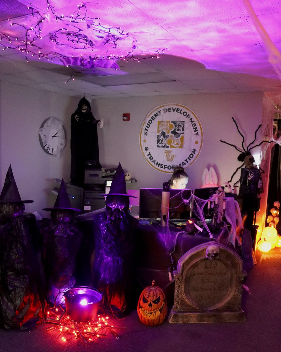 TiffinU's tweet image. Big congrats to Student Affairs for winning Best Decorated Office at Friday’s Trick or Treat Trail! 🎃👏
Shoutout to our runner-ups: IT Office (2nd) &amp;amp; Welcome Center (3rd)!
Thanks to everyone who joined the fun! 👻
#dragonpride #halloweentrail #halloweek