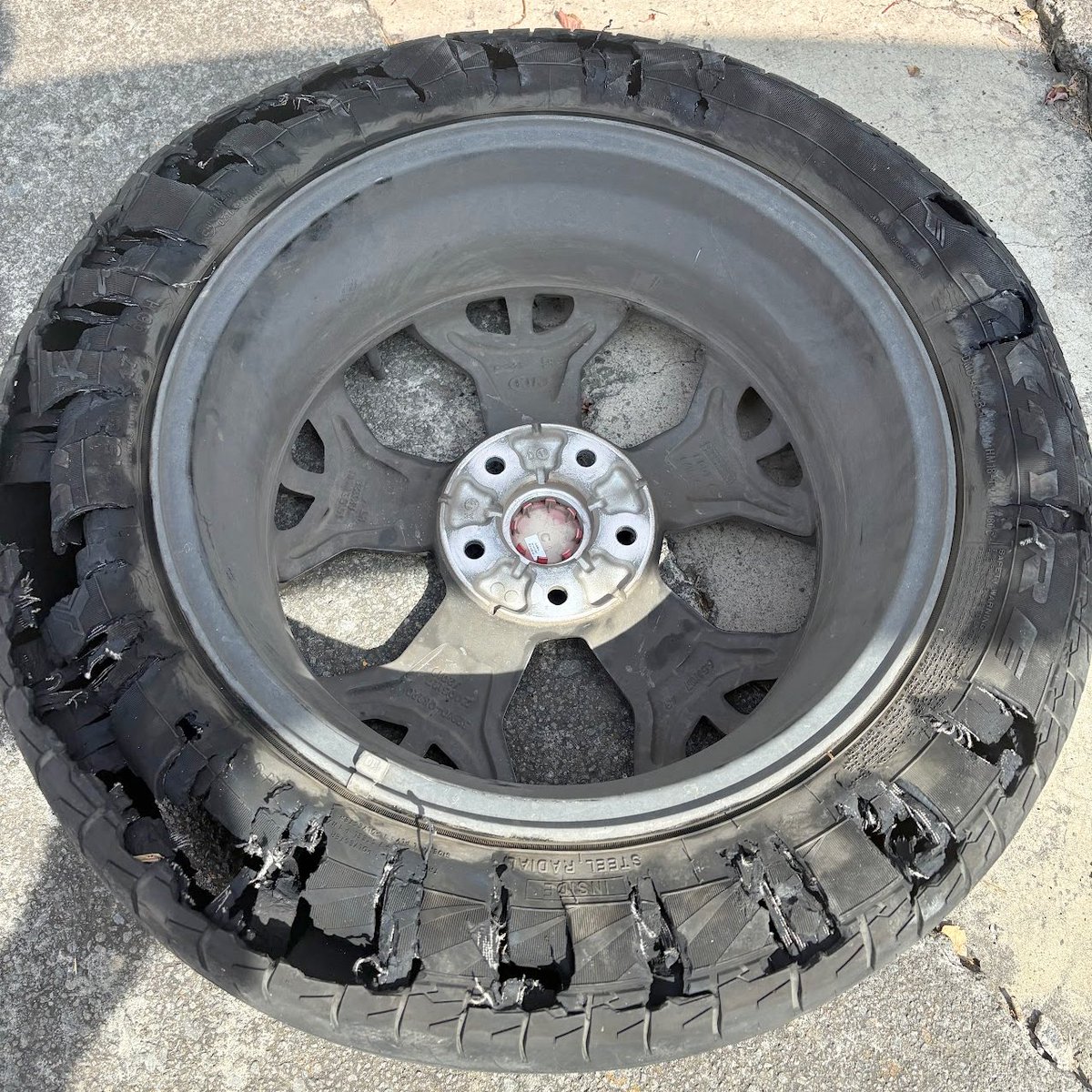 This happened yesterday on our way back to CDMX.
We survived the bad juju, the tire didn’t 💥

Only good vibes and tacos from now on, please 🌮💛