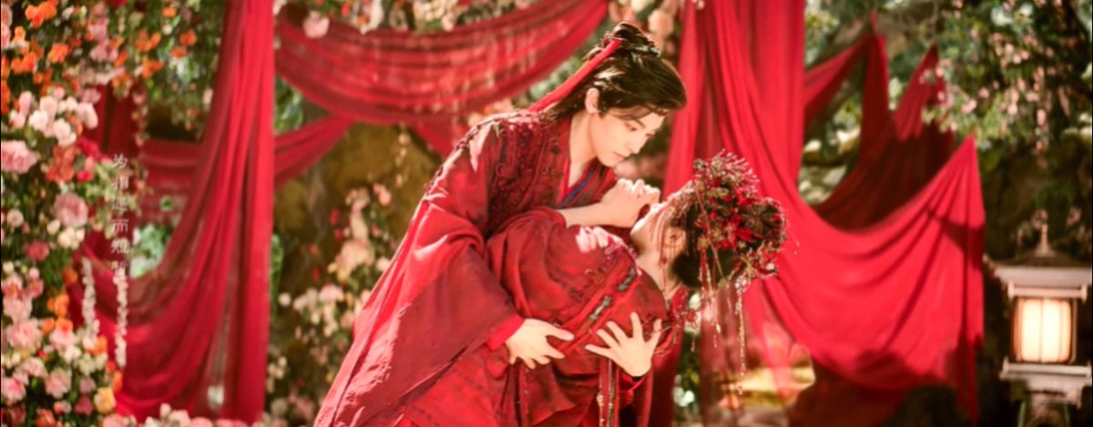 kdramas__'s tweet photo. love when a ship parallels their own scenes😌

#LoveInTheClouds #HouMinghao #LuYuxiao https://t.co/4NKdXg7TtE