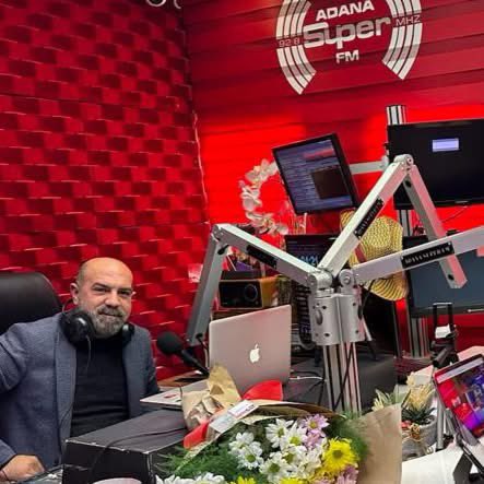 ❗️Adana Süper FM’de birlikte program yaptığım sevgili kardeşim Ersen Tüzener’i zamansız kaybettik. Genç yaşta hayata gözlerini yuman Ersen kardeşimin ailesine, Süper FM’in sahibi Hasan Pamuk’a ve çalışma arkadaşlarına başsağlığı diliyorum. O radyo dünyasının gerçek emekçilerinden