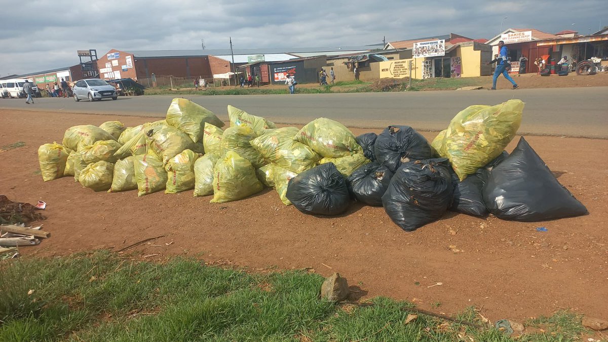 GPEnvironment's tweet photo. Earlier today, while our 1st team was on the R24 (Gillooly’s Interchange) towards the airport, our 2nd team was cleaning along the N12 in Westonaria.
Both teams — through EPWP — are keeping Gauteng clean, green & ready beyond #G20. 💪
#G20CleanUp #EPWP #KeepGautengClean https://t.co/BGQPsameHg