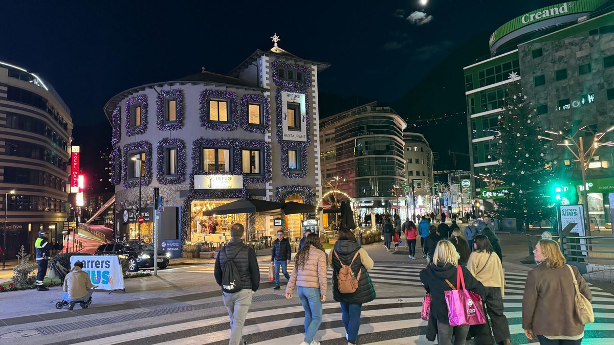 وصلت الى اسبانيا عبر مطار برشلونة :
🛂إجراءات الدخول سهلة 
🫆لم يتم تطبيق نظام الدخول الجديد EES
🪪الشنغن فرنسية مستخدمة
🎫لم يطلب مني حجوزات 
📲شريحة البيانات من MobiMatter مفتوح ب 61 ريال
🚗توجهت مباشرة الى اندورا
🏔️الاجواء باردة
❄️متوسط درجة الحرارة 6