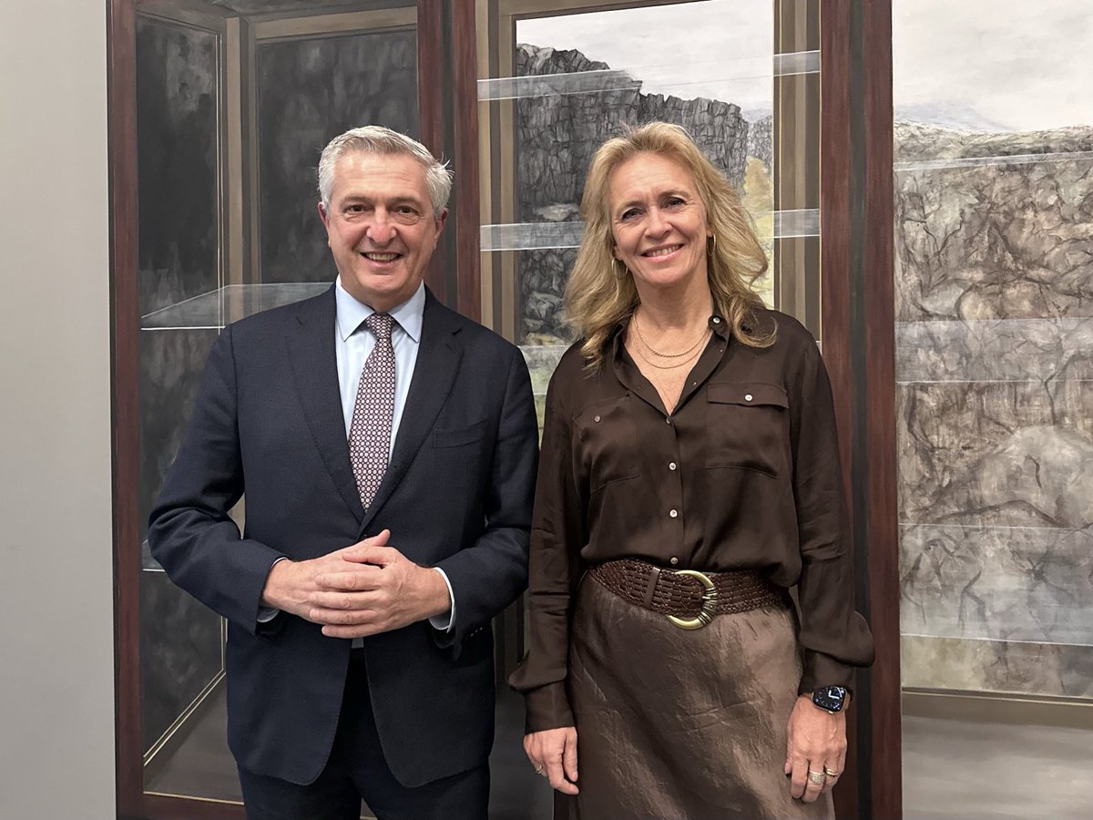 Happy to welcome a true humanitarian to Reykjavík, UN High Commissioner for <a href="/Refugees/">UNHCR, the UN Refugee Agency</a> <a href="/FilippoGrandi/">Filippo Grandi</a>. We discussed the many challenges we face &amp; how Iceland can do its part &amp; how all of us need to address the sometimes ugly discourse surrounding people fleeing war &amp; poverty.