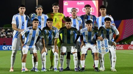 Gran triunfo de la Selección Argentina 🇦🇷 Sub-17 en el Mundial de Qatar, fue 3 a 2 ante Bélgica 🇧🇪 con presencia chaqueñas. Jugó Fernando Closter oriundo de Castelli que juega en Independiente de Avellaneda  y Felipe Esquivel ( marcó el tercer gol) oriundo de Barranqueras que