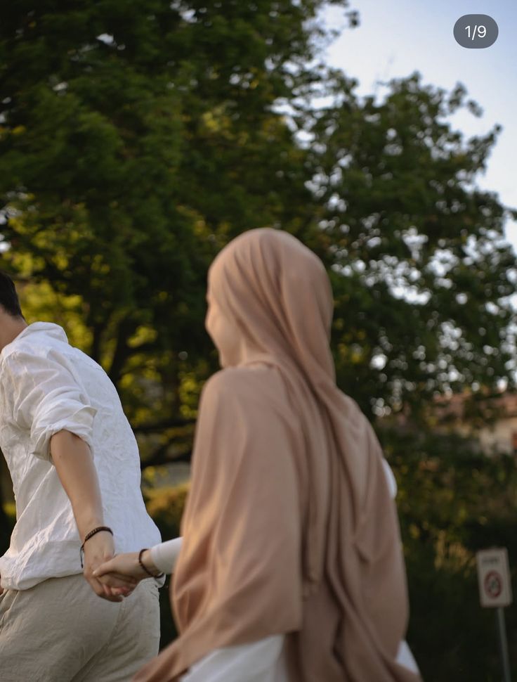 يشارِكُني نَفسي ويومه وأحلامه
وذاتي وذاته حتى الصَمت يشارِكُني بِه ..!