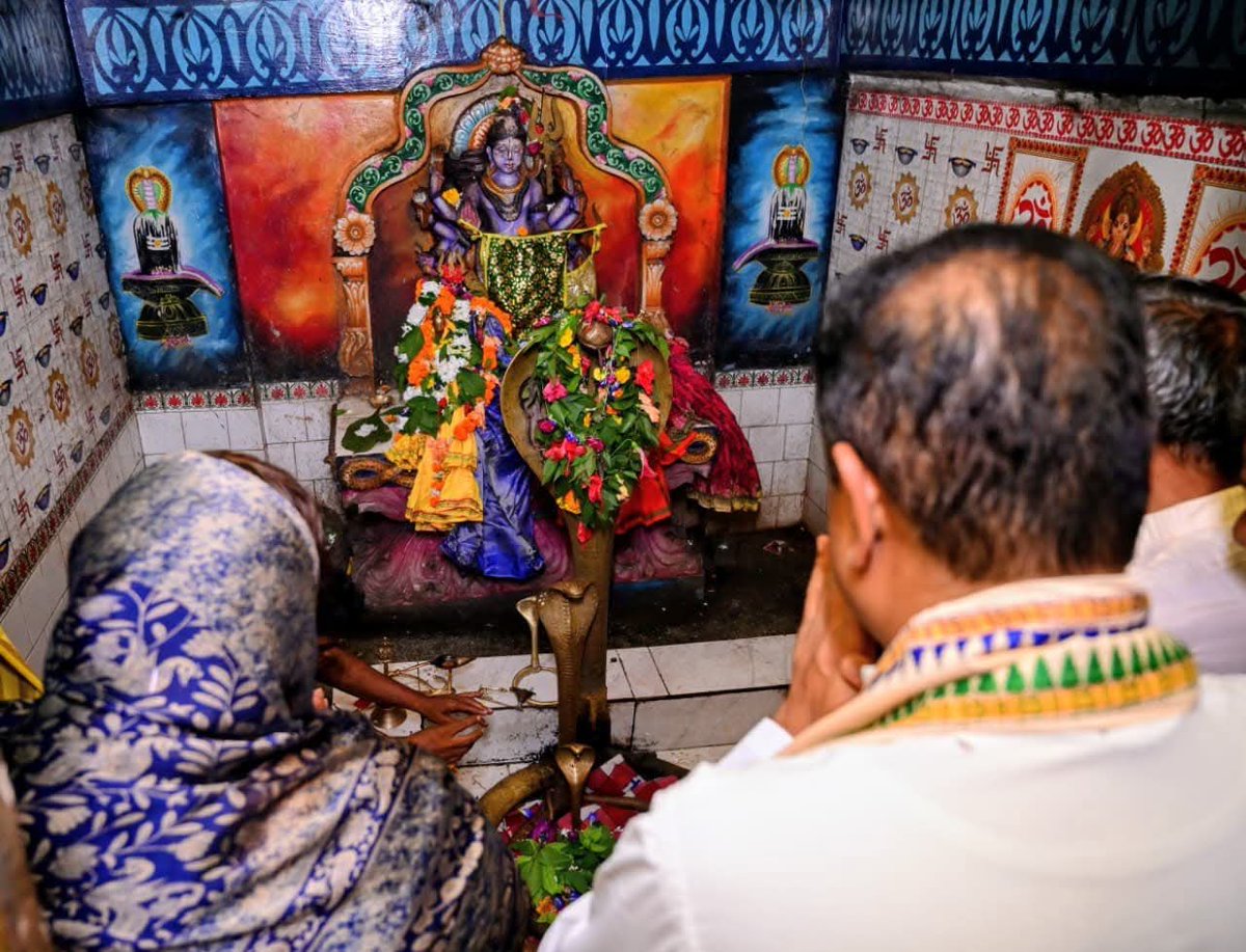 fanofsambit's tweet photo. ଆଜି ପୁରୀ ଲୋକସଭା ଅନ୍ତର୍ଗତ ନୟାଗଡ ବିଧାନସଭା ସ୍ଥିତ ଲାଠିପଡ଼ା ପଞ୍ଚାୟତରେ ଅବସ୍ଥାପିତ ମନ୍ଦିରରେ ନୀଳକଣ୍ଠେଶ୍ଵରଙ୍କୁ ଦର୍ଶନ କରି ଆର୍ଶୀବାଦ ନେଇ ଅଞ୍ଚଳବାସୀଙ୍କ ମଙ୍ଗଳ କାମନା କଲି l

आज पुरी लोकसभा क्षेत्र अंतर्गत नयागढ़ विधानसभा स्थित लाठिपड़ा पंचायत में स्थापित मंदिर में नीलकंठेश्वर भगवान के दर्शन कर आशीर्वाद लिया तथा क्षेत्रवासियों के सुख-समृद्धि और मंगल की कामना की।